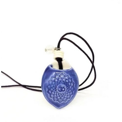 Colar com pendente azul e cordão preto