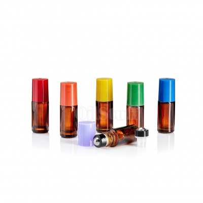 Seis frascos de vidro âmbar com tampas coloridas em fundo branco