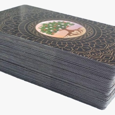 Baralho decorado com padrão dourado e cena natalina