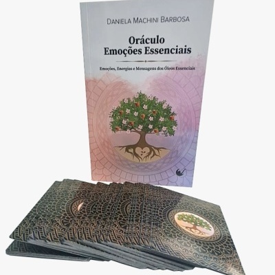 Livro 'Oráculo Emoções Essenciais' com cartão oráculo e capa branca com árvore e padrão geométrico nos cartões