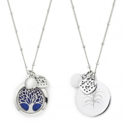 Dois colares prateados com pingentes redondos e desenhos de árvores e folhas recortadas.