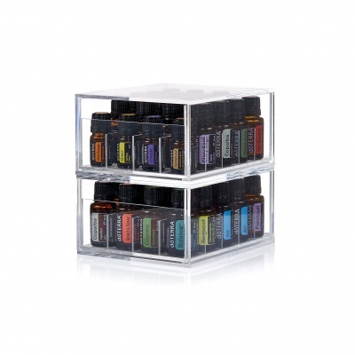 Frascos pequenos de óleos essenciais doTERRA com etiquetas coloridas em caixa transparente