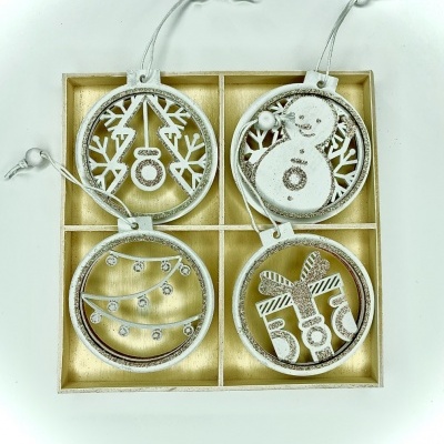 Conjunto de quatro enfeites de Natal em madeira branca e dourada na caixa