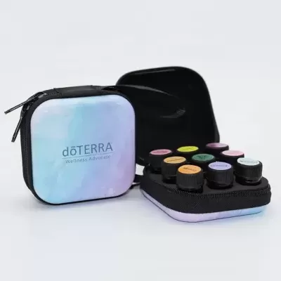 Conjunto de frascos de óleo essencial com caixa azul pastel e texto dōTERRA Wellness Advocate