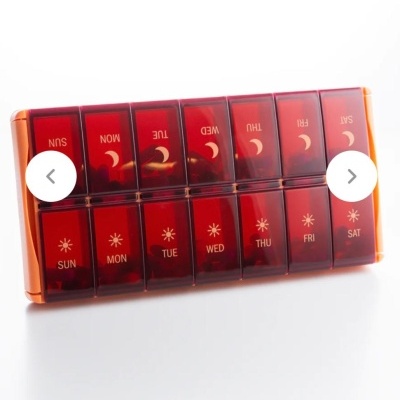 Caixa organizadora de comprimidos semanal com compartimentos vermelhos e transparentes