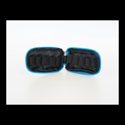 Estojo aberto preto e azul com elásticos internos para organização