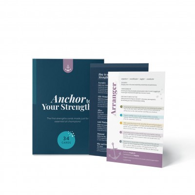 Conjunto de cartas 'Anchor to Your Strengths' com embalagem azul escuro e instruções em cartão