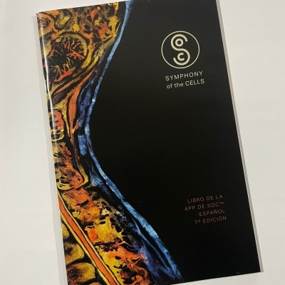 Capa de livro preto com padrão abstracto colorido à esquerda e texto SYMPHONY of the CELLS.