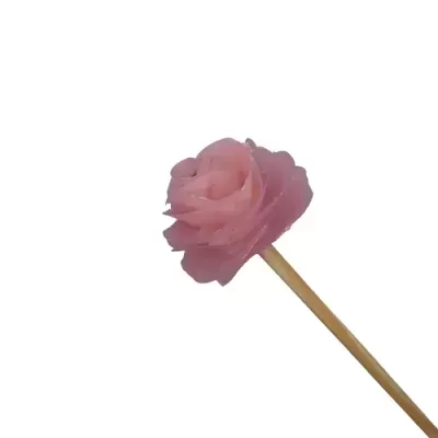 Doce rosa em forma de flor num palito de madeira