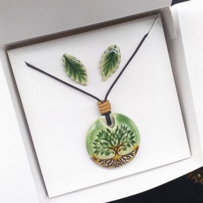 Conjunto de joalharia em cerâmica verde com padrão de árvore e folhas