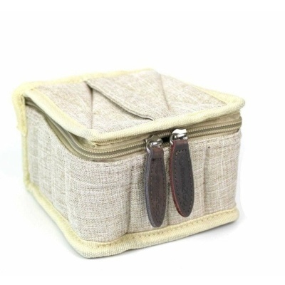 Bolsa quadrada bege com fecho de correr e puxadores em pele