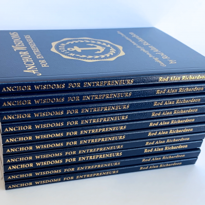 pilha de livros com capa azul e texto dourado