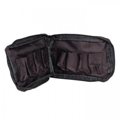 Carteira preta em tecido com múltiplos compartimentos interiores