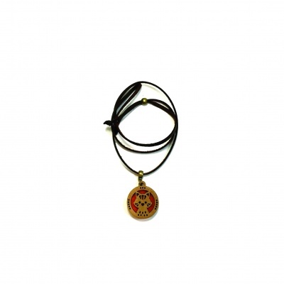 Colar com pendente redondo em metal com padrão vermelho e preto