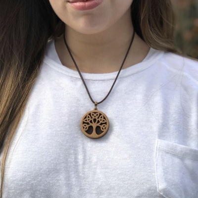 Colar em madeira com padrão de árvore da vida