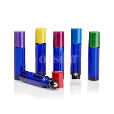 Frascos roll-on azuis com tampas coloridas e bola metálica para aplicação