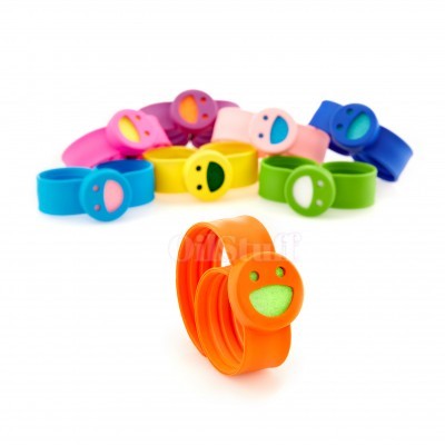 Pulseiras de silicone coloridas com gráficos smiley variadas em fundo branco