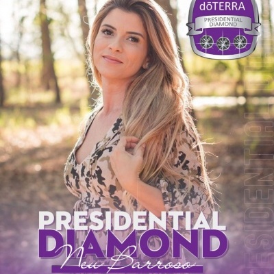 Mulher ao ar livre com texto e selo dōTERRA Presidential Diamond