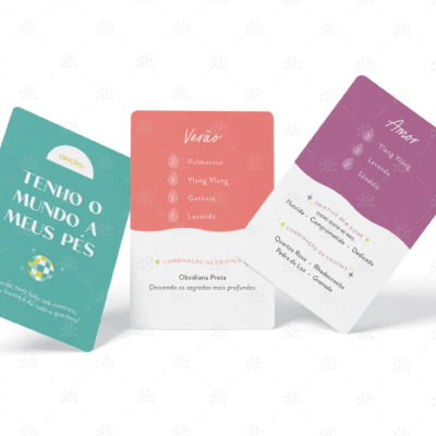 Três cartas verticais coloridas com texto em português sobre fragrâncias e ingredientes