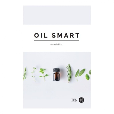 Embalagem branca com texto OIL SMART e frasco castanho com ramos verdes