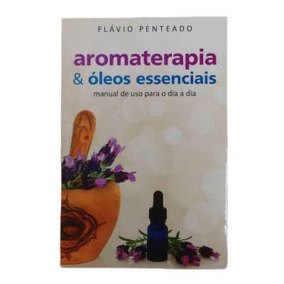 Capa de livro com almofariz de madeira e flores roxas, garrafa azul e título em letras roxas e azuis