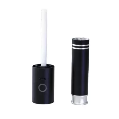 Dois objetos cilíndricos metálicos, um aberto com tubo branco, outro fechado, em fundo branco