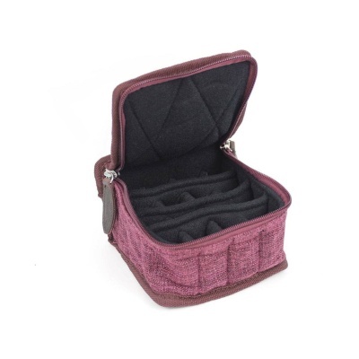 Estojo tecido bordeaux aberto com interior preto acolchoado e divisórias