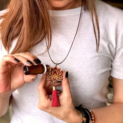 Colar com pendente em madeira e tassel vermelho