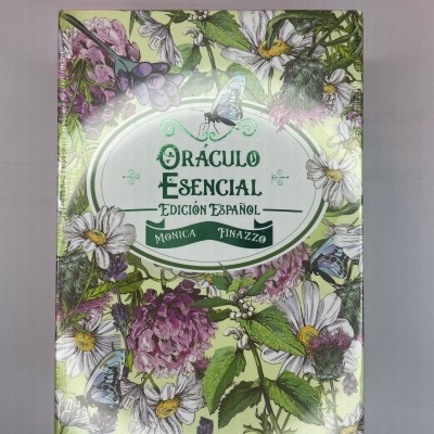 Caixa de baralho de oráculos com design floral e texto em espanhol