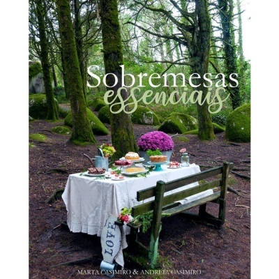 Mesa com sobremesas e flores numa floresta com o texto Sobremesas essencais