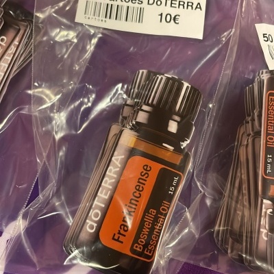 Pacote com 50 cartões DaTERRA com imagem de óleo essencial Frankincense e etiqueta de preço 10€