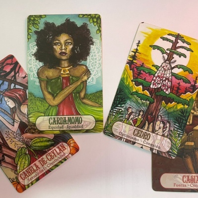 Cartas ilustradas com nomes e palavras em espanhol sobre um fundo claro.