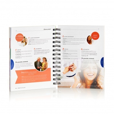 Livro aberto com espiral metálica, texto e imagens coloridas em português