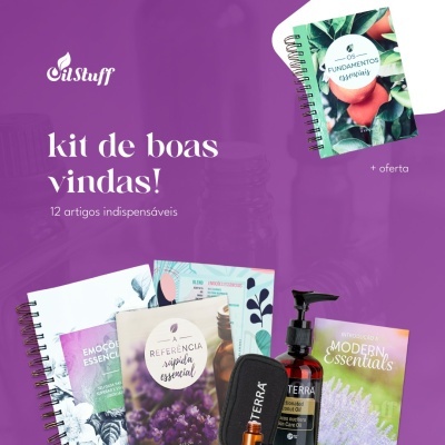 Kit de boas-vindas da OilStuff com cadernos, frascos e mochila, em fundo roxo.