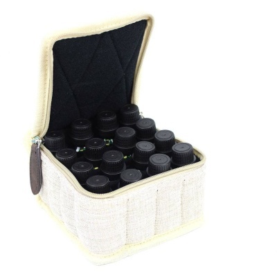 Estojo bege com 16 frascos pequenos de vidro com tampas pretas