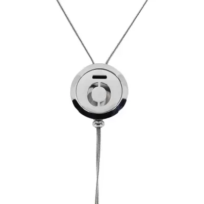 Colar prateado com pendente redondo moderno