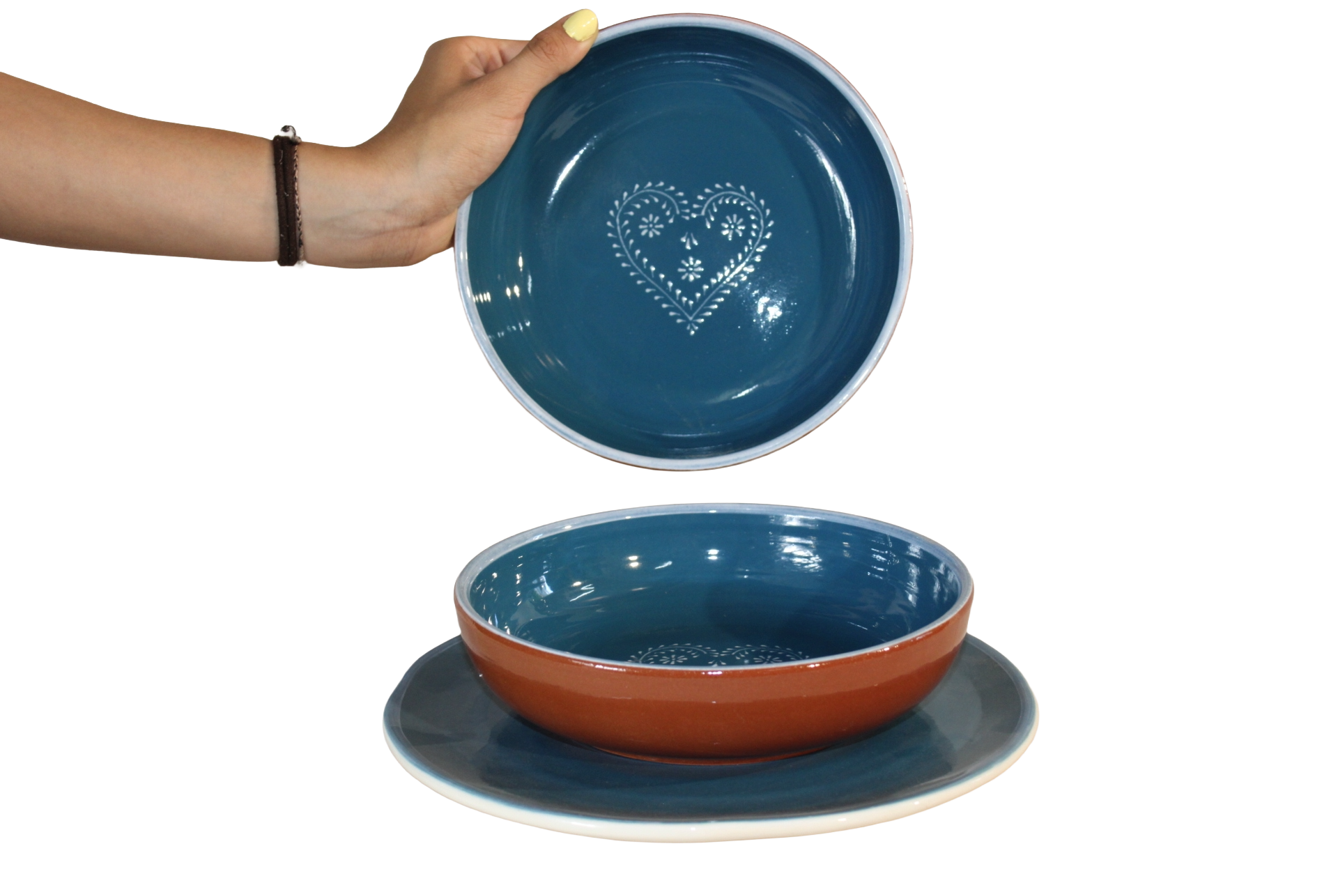 Saladeira Baixa Conjunto de pratos e tigela azul escuro e castanho com decoração em forma de coração branco.