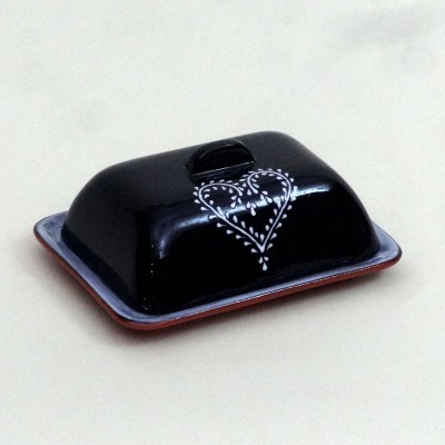 Caixa de manteiga preta de cerâmica com coração branco e base vermelha