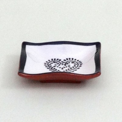 Pequeno prato quadrado cerâmico com padrão de coração preto