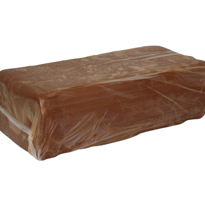 Bloco rectangular de plástico castanho envolvido em película plástica