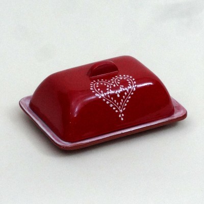 Caixa de manteiga vermelha com decoração de coração branco e palavra 