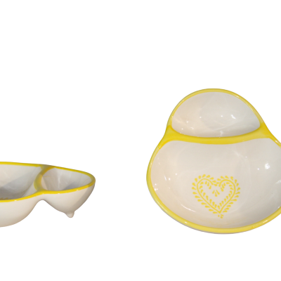 Conjunto de taças em cerâmica branca e amarela com desenho de coração.