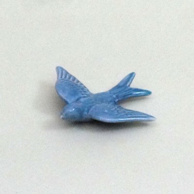 Figura decorativa azul de pássaro em fundo branco