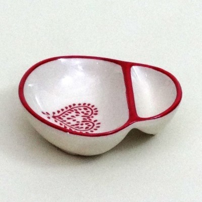 Recipiente branco de cerâmica com bordas vermelhas e padrão de coração vermelho