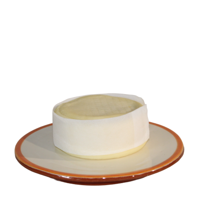 Queijo redondo amarelo com faixa branca ao redor num prato branco com borda castanha