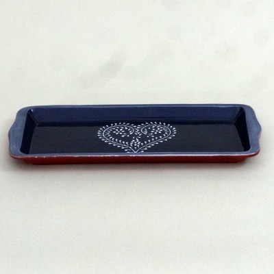 Tabuleiro retangular em cerâmica azul com padrão branco em forma de coração