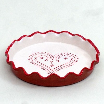 Prato decorativo redondo com borda ondulada vermelha e coração vermelho no centro.