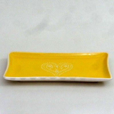 Prato retangular amarelo com coração de pontos brancos no centro
