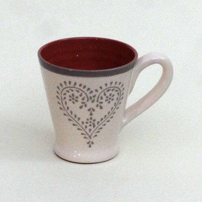 Caneca de cerâmica branca com padrão de coração cinza e interior vermelho