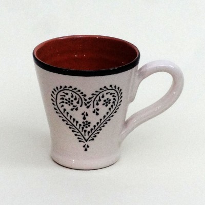 Caneca de cerâmica branca com interior vermelho e desenho de coração preto